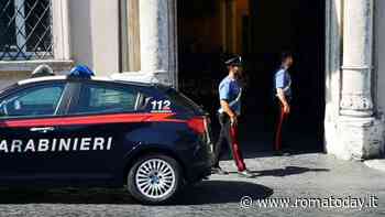 Riceve quadri per 100 mila euro e richiude fuori il venditore senza pagarlo