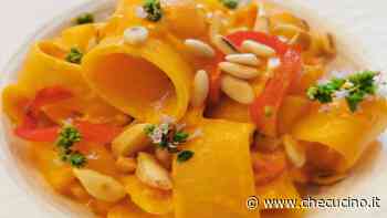 Calamarata con crema di peperoni e noci, un piatto super cremoso - CheCucino.it