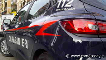 Senza lavoro pretende soldi dal fratello, al rifiuto lo picchia e gli rompe una caviglia