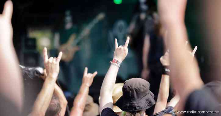 Metal-Fans schwitzen und suchen Freibad auf