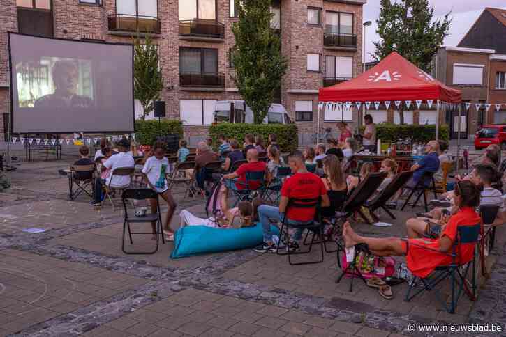 Het hoeft niet altijd een barbecue te zijn, buren van Vaderlandstraat in Wilrijk genieten van film in openlucht