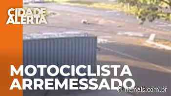 Câmera de segurança mostra motociclista sendo arremessado após acidente em Umuarama - RIC Mais
