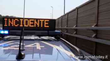 Incidente raccordo anulare: sbalzato contro un tir dopo scontro auto-moto, morto centauro