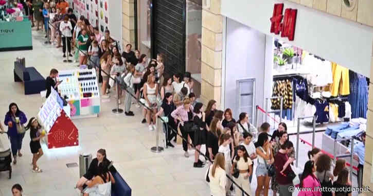 Russia, centinaia di persone in fila davanti ai negozi H&M prima della chiusura definitiva – Video