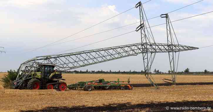 Mast mit Traktor umgefahren – Zehntausende ohne Strom