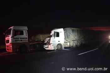 Motorista fica ferido após batida de caminhões na Rodovia dos Bandeirantes - Band Jornalismo