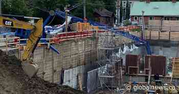 Construction crane falls over at Edmonton building site - Edmonton | Globalnews.ca - Global News