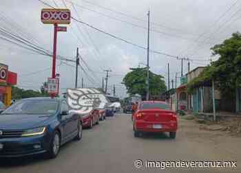 Largas filas de automovilistas para salir de Nanchital - Imagen de Veracruz