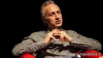 Marco Travaglio coinvolto in un incidente d'auto: la sua Smart finisce contro i tavolini a Trastevere - Repubblica Roma