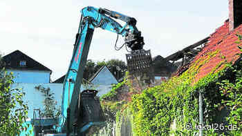 Nach Brand in Jever : Dachgeschoss der Ruine abgerissen - Lokal26