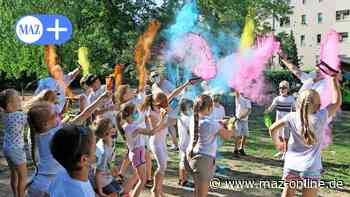 Luckenwalde: Kinder der Kita Burg bewerfen sich beim Holi-Fest mit Farben - Märkische Allgemeine Zeitung