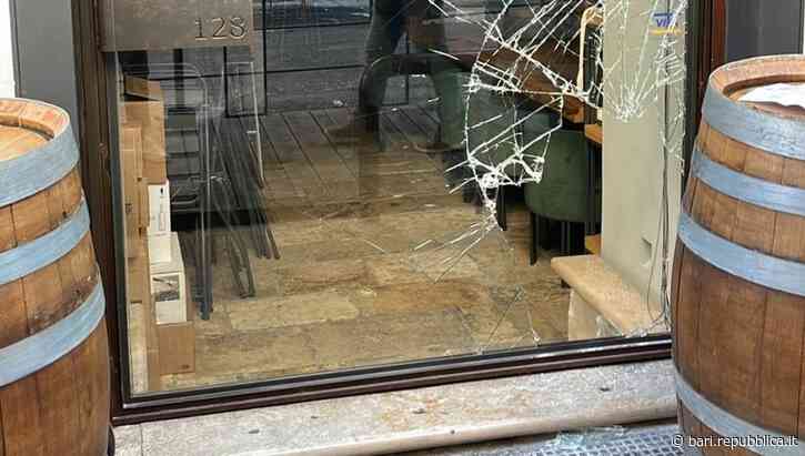 Bari, due "spaccate" in una notte nel Murattiano: furti in un'enoteca e in un negozio di cosmetici. "Così non… - La Repubblica