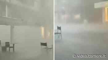 Maltempo a Bari, forti raffiche di vento: volano sedie e tavolini dei bar - Corriere TV