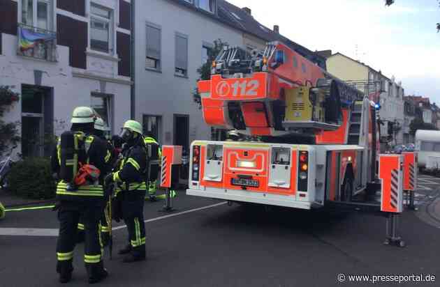 FW-BN: Feuer unter einer überbauten Terrasse, Feuerwehr verhindert Brandausbreitung auf Wohngebäude