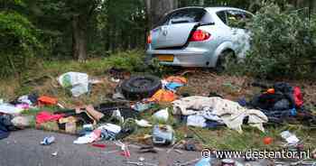 Ravage op de weg na botsing tegen boom bij Hoog Soeren: automobilist gewond - De Stentor