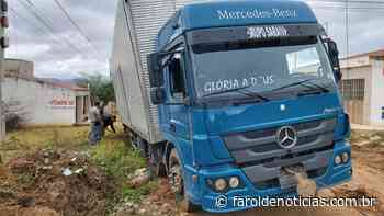 Caminhão atola em rua que era para estar pavimentada em Serra Talhada - Farol de Notícias