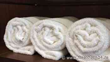 Kratzige Handtücher mit Backpulver wieder flauschig bekommen