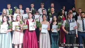 Absolventen aus Schwalmstadt erhalten ihre Zeugnisse - wlz-online.de