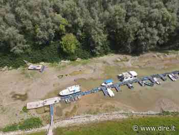 Barche nell'erba nei porti sul Po, lasciati all'asciutto dalla siccità - Dire