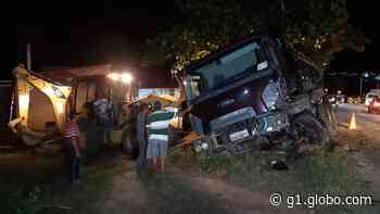 Dois caminhões batem de frente na RN-316 em Monte Alegre - g1.globo.com