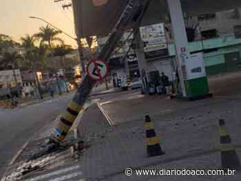 Motorista foge depois de bater carro e danificar poste, em Ipatinga - Jornal Diário do Aço