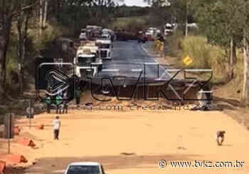 Acidente com carretas fecha BR-262, em Campos Altos/MG - TV KZ