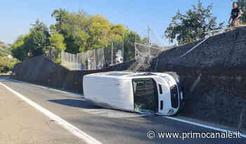 Rapallo, cede il freno a mano: furgone precipita in autostrada - Primocanale