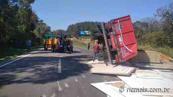 Tombamento de caminhão interdita BR-116, em Campina Grande do Sul; motorista ficou ferido - RIC Mais
