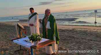 Messa all'alba in spiaggia: tanti fedeli hanno raccolto l'invito del parroco - corriereadriatico.it