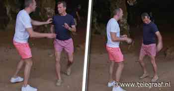 John de Bever oog in oog met vleermuis: 'Verschrikkelijk!' - Telegraaf.nl