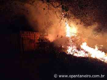 Bombeiros combatem incêndio de grande proporção em terrenos de Aquidauana - O Pantaneiro