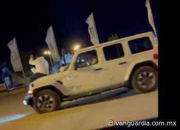 Alcalde de Nueva Rosita vuelve a las andadas: ahora pasea sobre el cofre de auto de lujo - Vanguardia MX