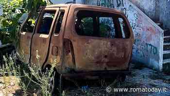 Verranno (finalmente) portate via le automobili abbandonate sotto le case popolari