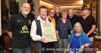 Spaßige Auszeichnung: Karl Allgaier erhält den Aachener Freundschaftspreis