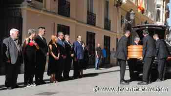 Autoridades políticas y sociales reciben el féretro de Grisolía en el Palau de la Generalitat - Levante-EMV