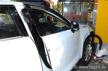 Zwei Verletzte nach Unfall in Dresden-Cossebaude: Mazda kracht in Fahrkartenautomat - TAG24