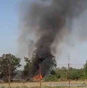 Maddaloni. Rogo tossico nei campi, a ridosso della strada e della città: anche qui è 'terra dei fuochi' - TeleradioNews