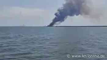 Russisches Schiff soll vor Hafenstadt Sewastopol in Flammen stehen
