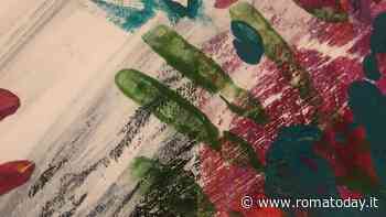 “La Forza della Distruzione”, tele sospese in mostra sulla spiaggia