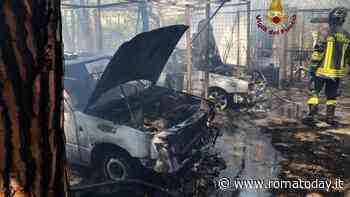 Incendio a Roma: fiamme minacciano le case. Distrutte due auto ed uno scooter