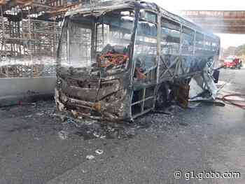 Ônibus fica destruído após incêndio em rodovia de Mairinque - Globo