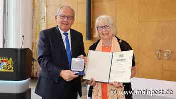 Gitta Biedermann aus Bad Neustadt erhält von Eugen Ehmann die Bayerische Staatsmedaille für soziale Verdienste - Main-Post