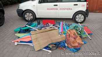 Cecina, sequestrati 50 ombrelloni e sedie da spiaggia usati di notte per "prenotare" il posto migliore - LivornoToday