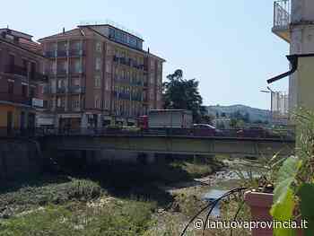 In centro a Canelli sfalcio sterpaglie lungo il fiume Belbo - La Nuova Provincia - Asti