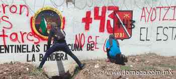 Estudiantes lanzan petardos a instalaciones de infantería en Iguala - La Jornada