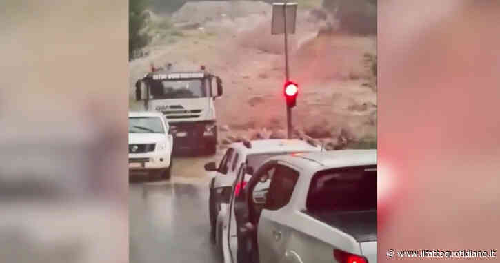 Violenti temporali in Alto Adige, torrente si ingrossa e invade la strada: smottamento in Val Anterselva – Video