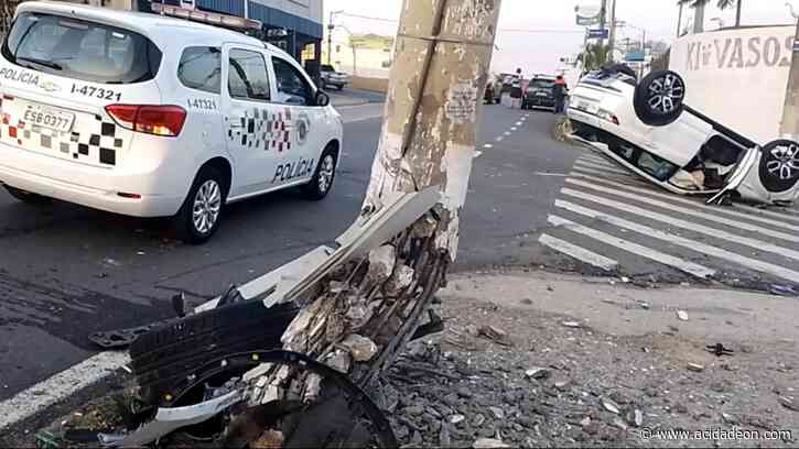 Carro de luxo capota após bater contra poste em Campinas - ACidade ON - Araraquara, Campinas, Ribeirão Preto e São Carlos