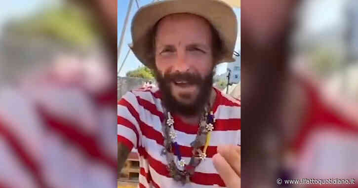 Jovanotti attacca gli “econazisti” dopo le accuse sui concerti in spiaggia: “Mi fa schifo chi usa la parola ‘greenwash’, gli hashtag infilateveli dove sapete” – Video