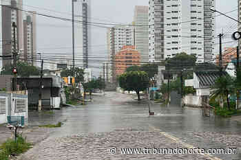 Chuvas causam transtornos em Natal; poste cai na Via Costeira - 04/08/2022 - Notícia - Tribuna do Norte
