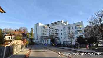 Mit Rollstuhl in Notaufnahme geschoben: Betrunkener reißt sich Zugänge wieder raus